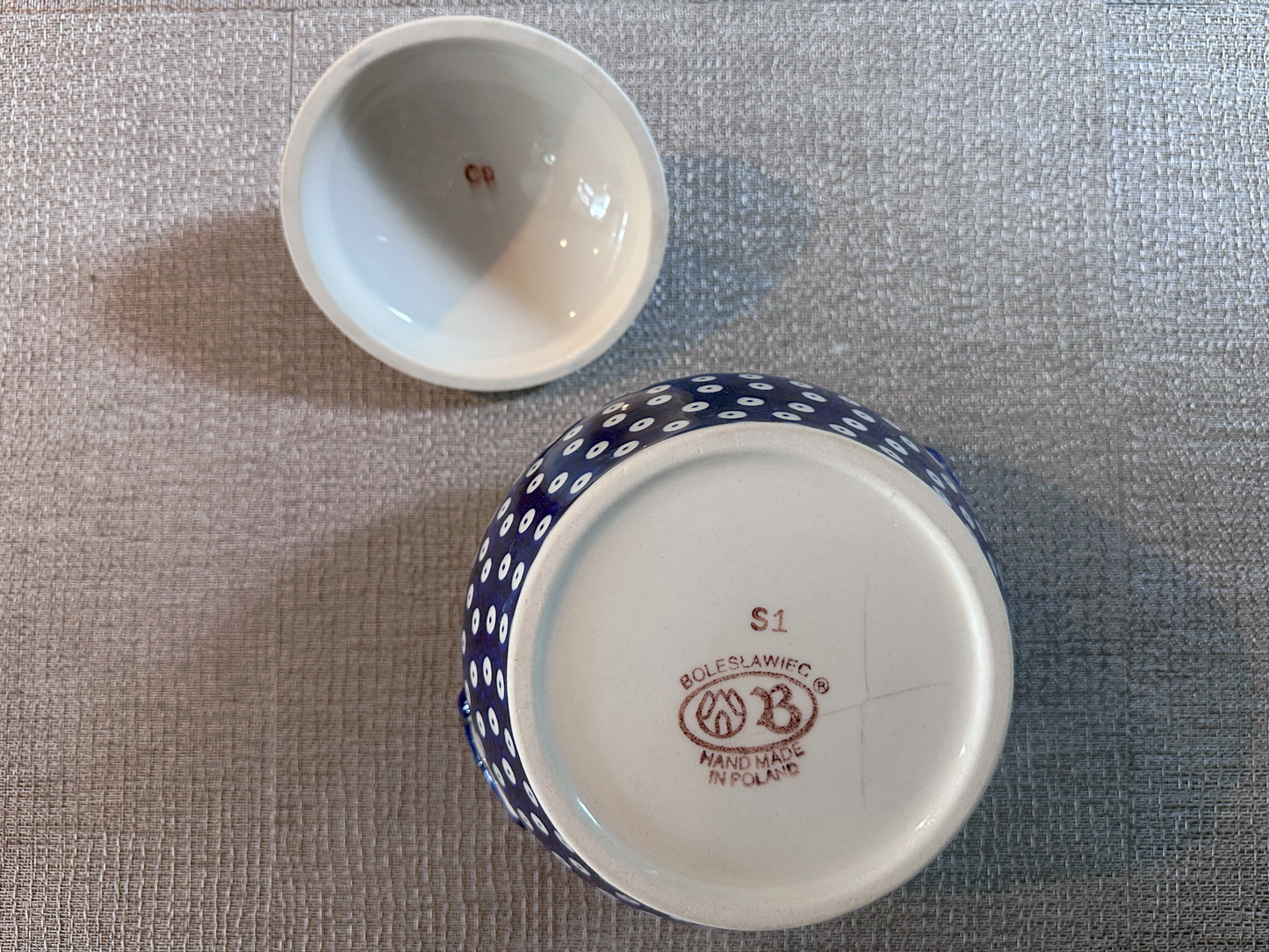 Zakłady Ceramiczne Bolesławiec Polish Pottery - Handmade - Round Lidded Internal Collar - Container – “Mosquito” Pattern - 1 1/2 Qt