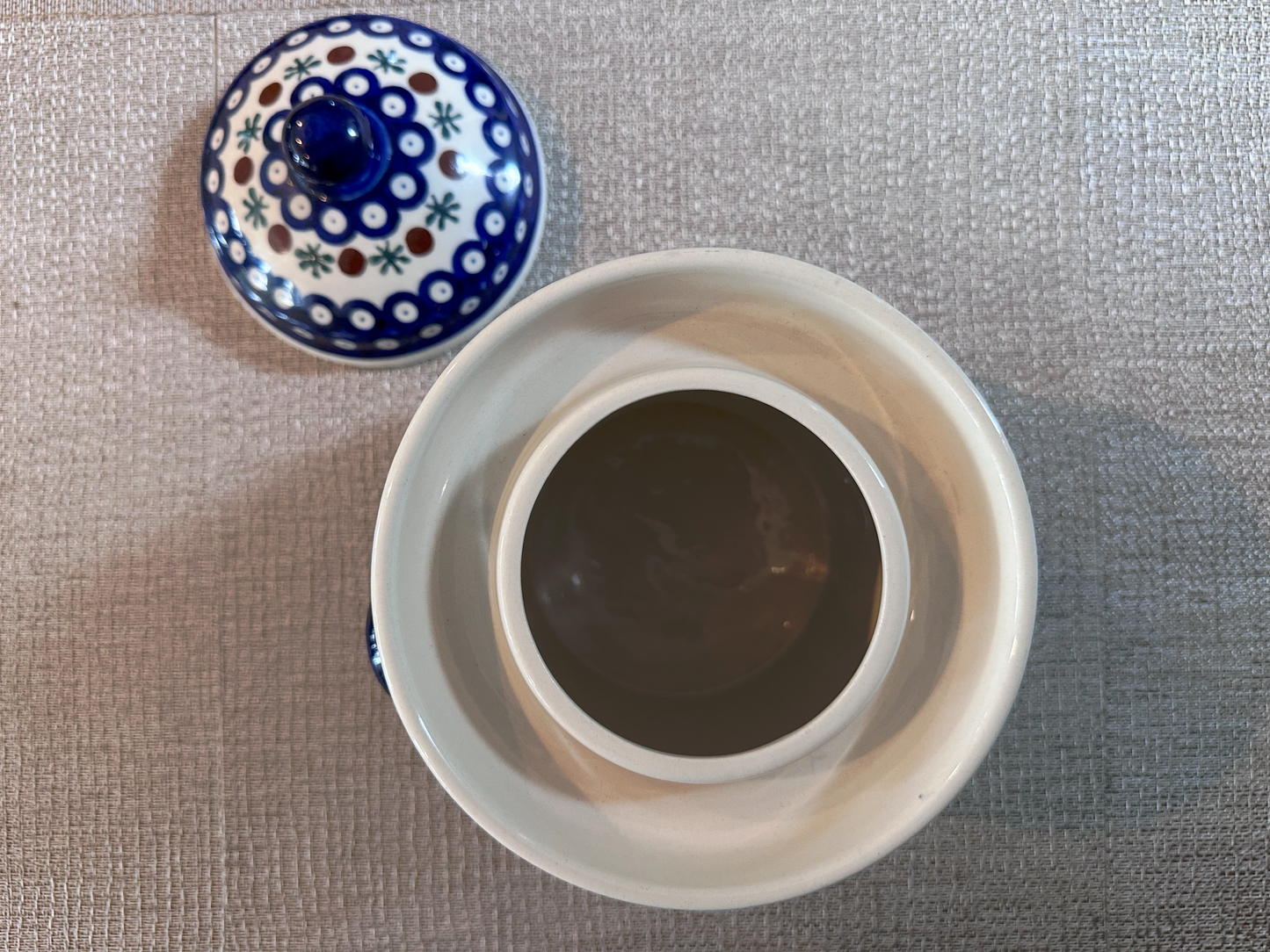 Zakłady Ceramiczne Bolesławiec Polish Pottery - Handmade - Round Lidded Internal Collar - Container – “Mosquito” Pattern - 1 1/2 Qt