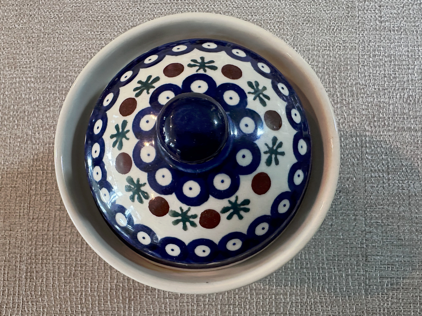 Zakłady Ceramiczne Bolesławiec Polish Pottery - Handmade - Round Lidded Internal Collar - Container – “Mosquito” Pattern - 1 1/2 Qt