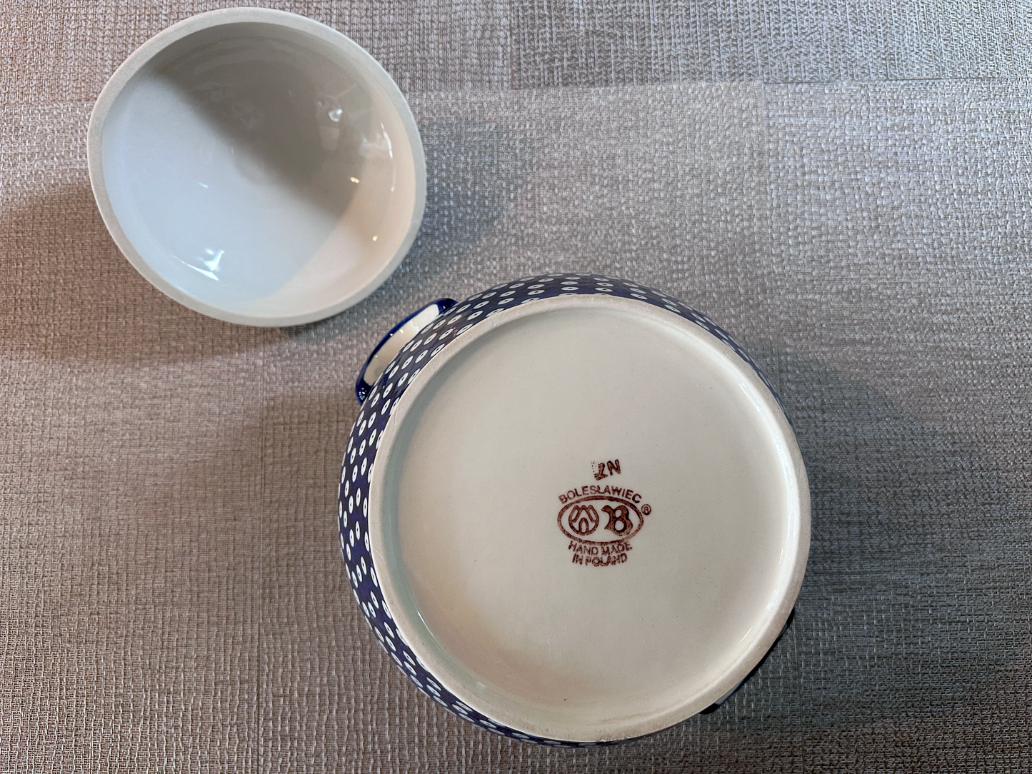 Zakłady Ceramiczne Bolesławiec Polish Pottery - Handmade - Large Lidded Internal Collar Container – "Mosquito" Pattern - 4 1/2 Qt