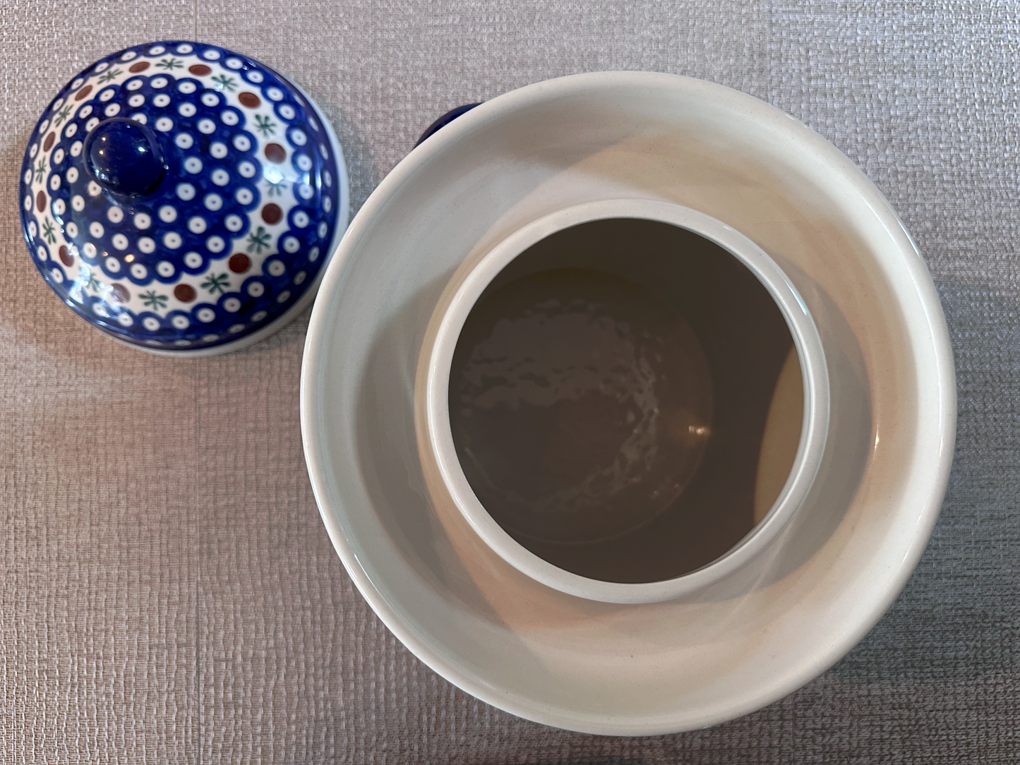 Zakłady Ceramiczne Bolesławiec Polish Pottery - Handmade - Large Lidded Internal Collar Container – "Mosquito" Pattern - 4 1/2 Qt