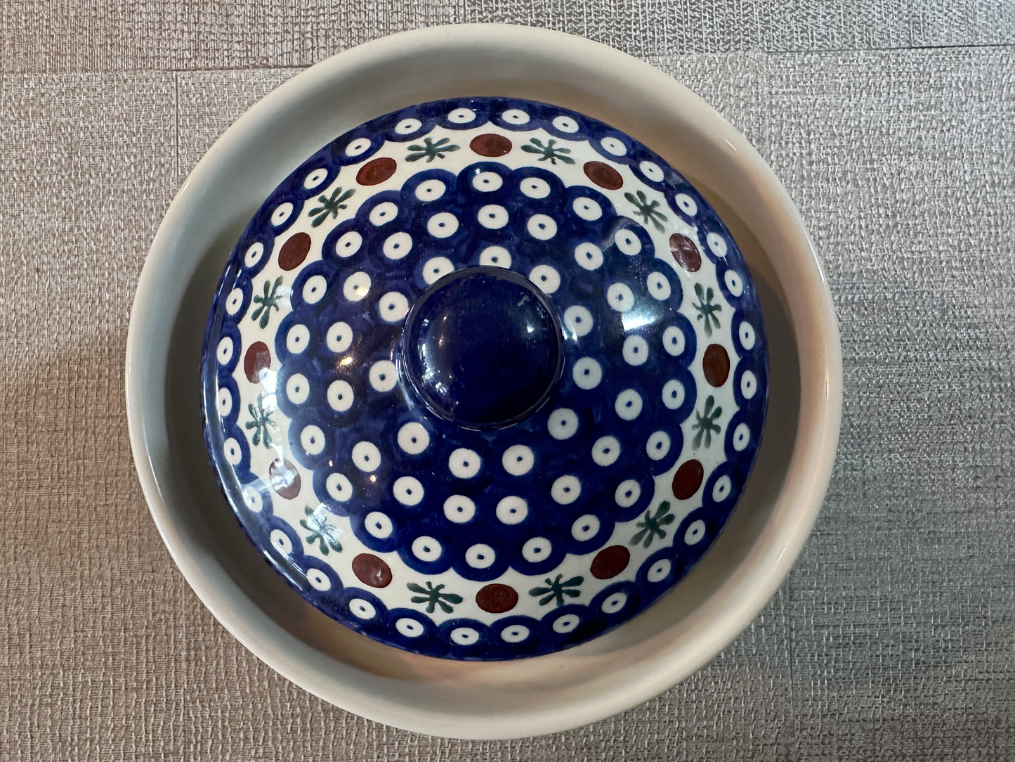 Zakłady Ceramiczne Bolesławiec Polish Pottery - Handmade - Large Lidded Internal Collar Container – "Mosquito" Pattern - 4 1/2 Qt