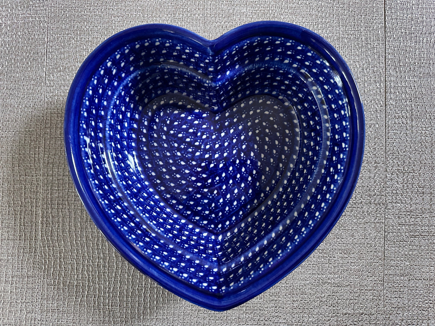 Zakłady Ceramiczne – Bolesławiec Hand Made Polish Pottery Heart Shaped Baking Dish – Cobalt Blue and White Dot Pattern – 1 Qt