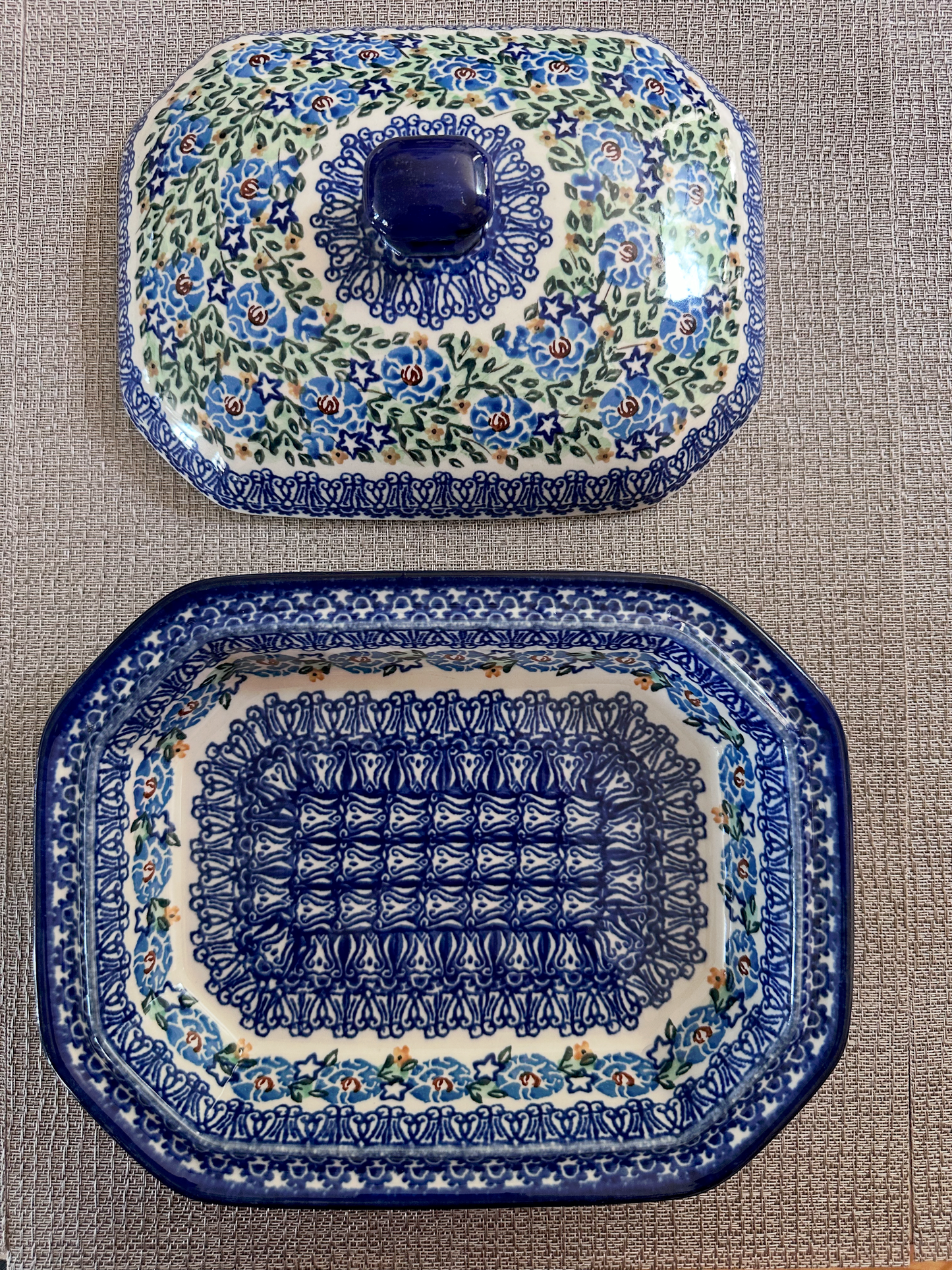 Ceramika Artystyczna – Bolesławiec Hand Made Polish Pottery - Medium Casserole with Lid – Artist Signed M. Starzyk – Unikat #1029 – 2 Cup