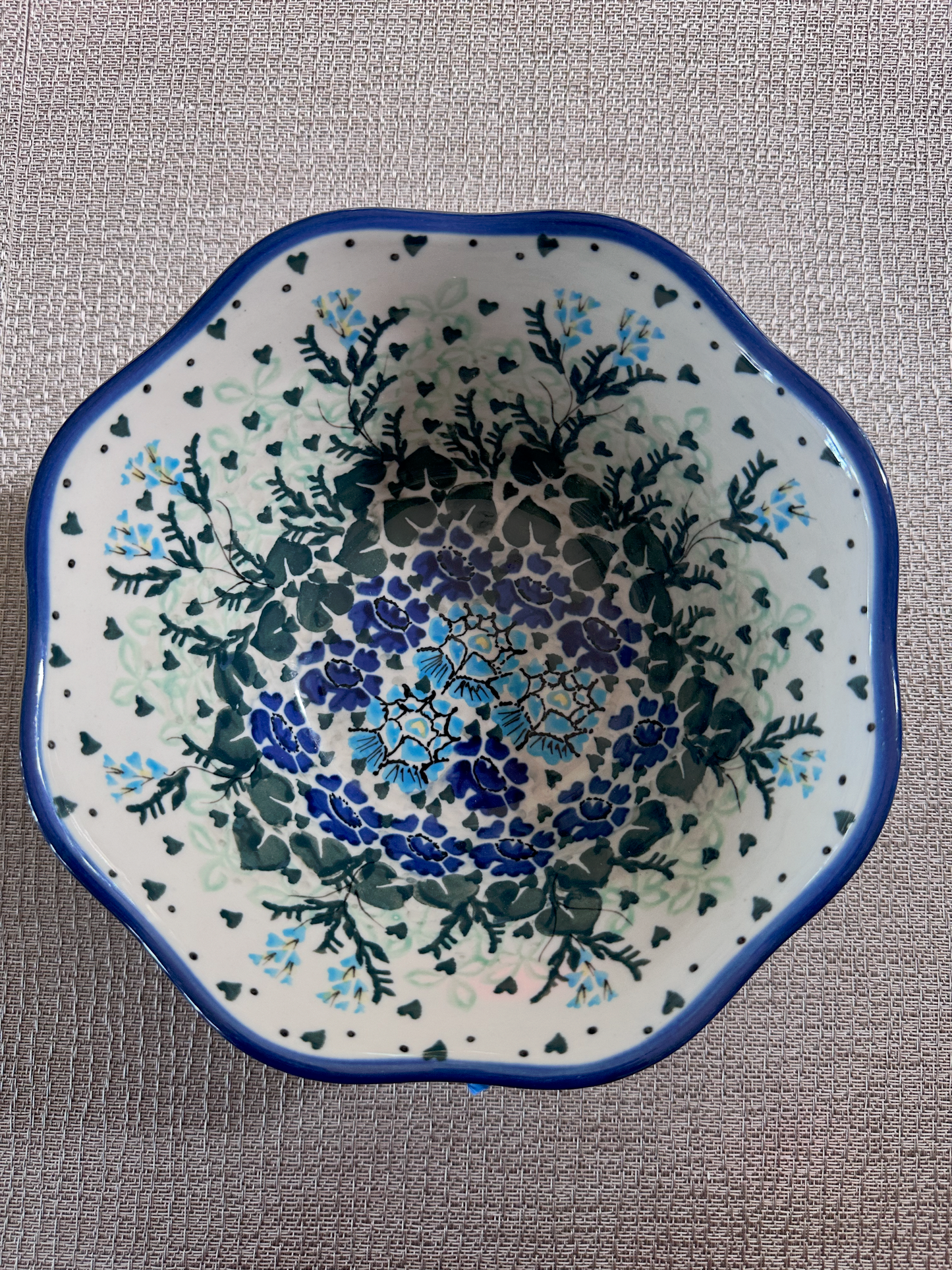 Ceramika Artystyczna – Bolesławiec Hand Made Polish Pottery - Round Wavy Edge Dish – Artist Signed D. Makiexa – Unikat #4352 – 1.25 Qt Capacity