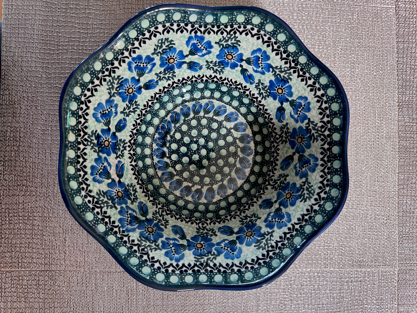 Ceramika Artystyczna – Bolesławiec Hand Made Polish Pottery - Round Wavy Edge Serving Dish – Artist Signed K. Kędzierska – Unikat #1012 – 1.25 Qt Capacity