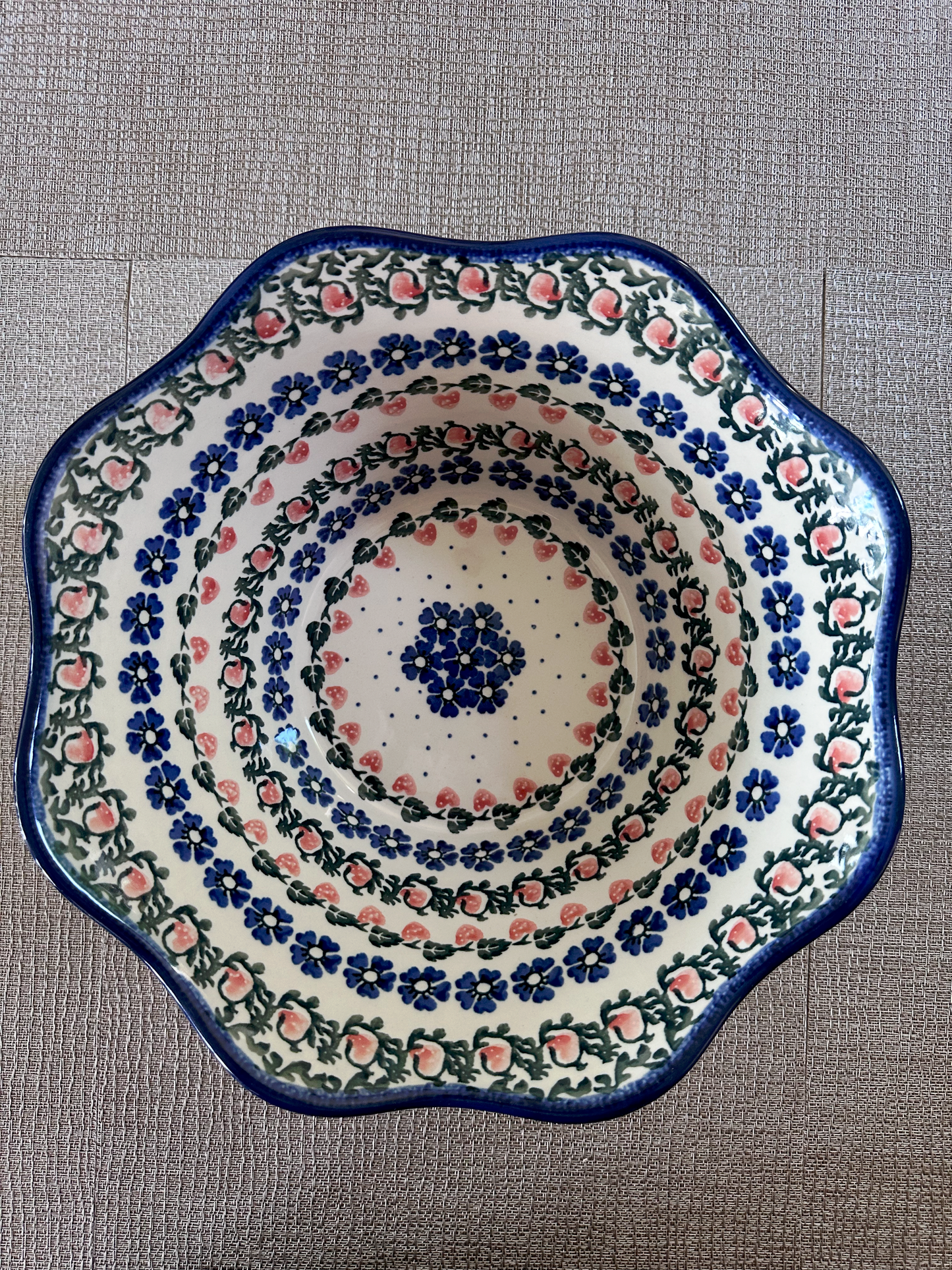 Ceramika Artystyczna – Bolesławiec Hand Made Polish Pottery - Round Wavy Edge Serving Dish – 3 Qt Capacity