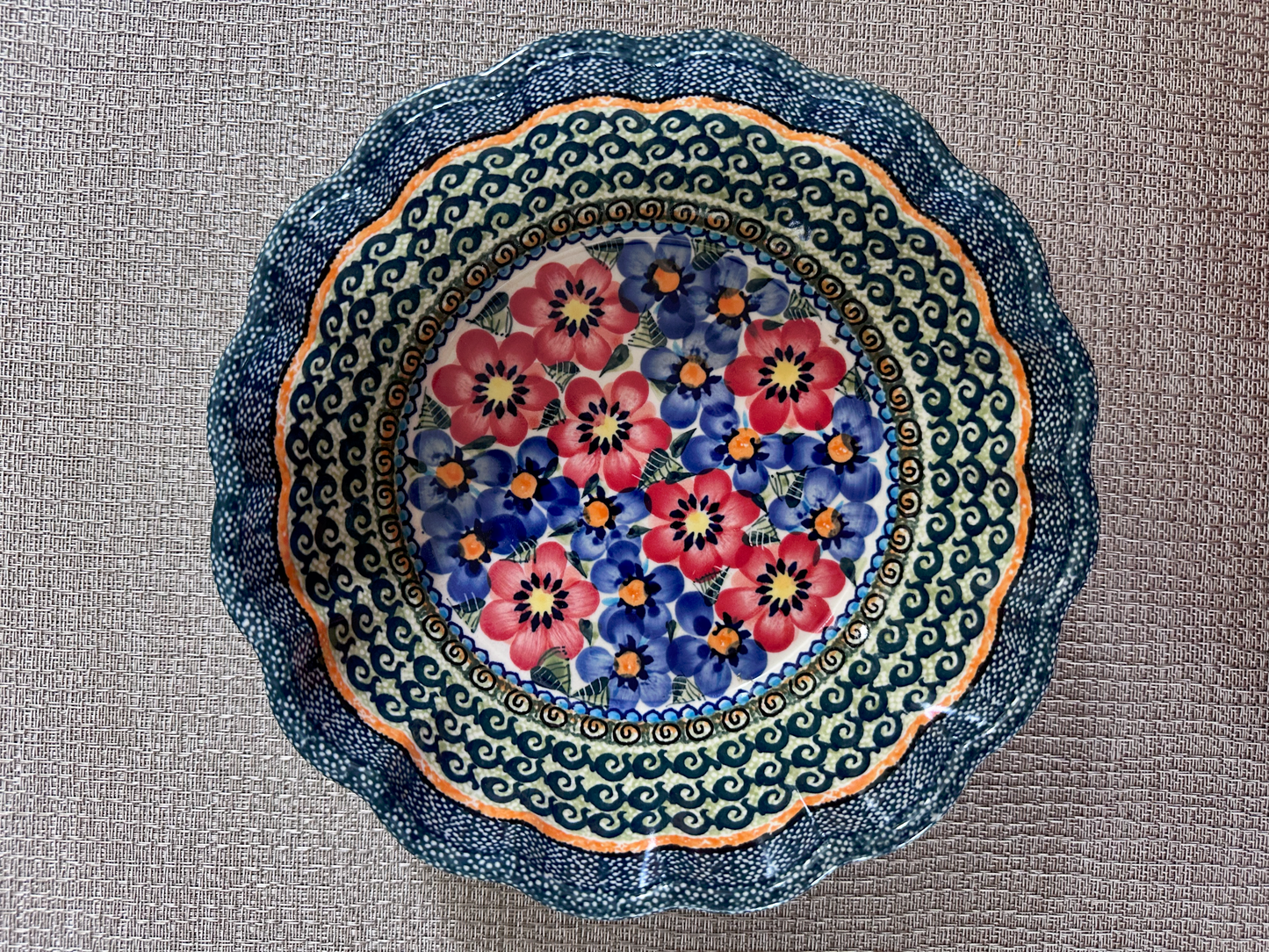 Zakłady Ceramiczne – Bolesławiec Hand Made Polish Pottery - Round Fluted Edge Serving Dish – Artist Signed - Teresa Janiuk – Unikat #1278-ART-129 – 24 Oz
